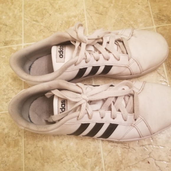 White adidas with 3 black stripes - Picture 4 of 4